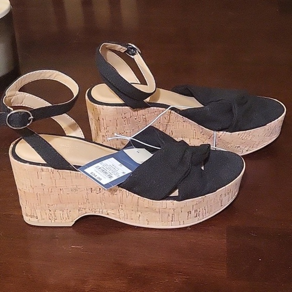 Universal threads platform heels
